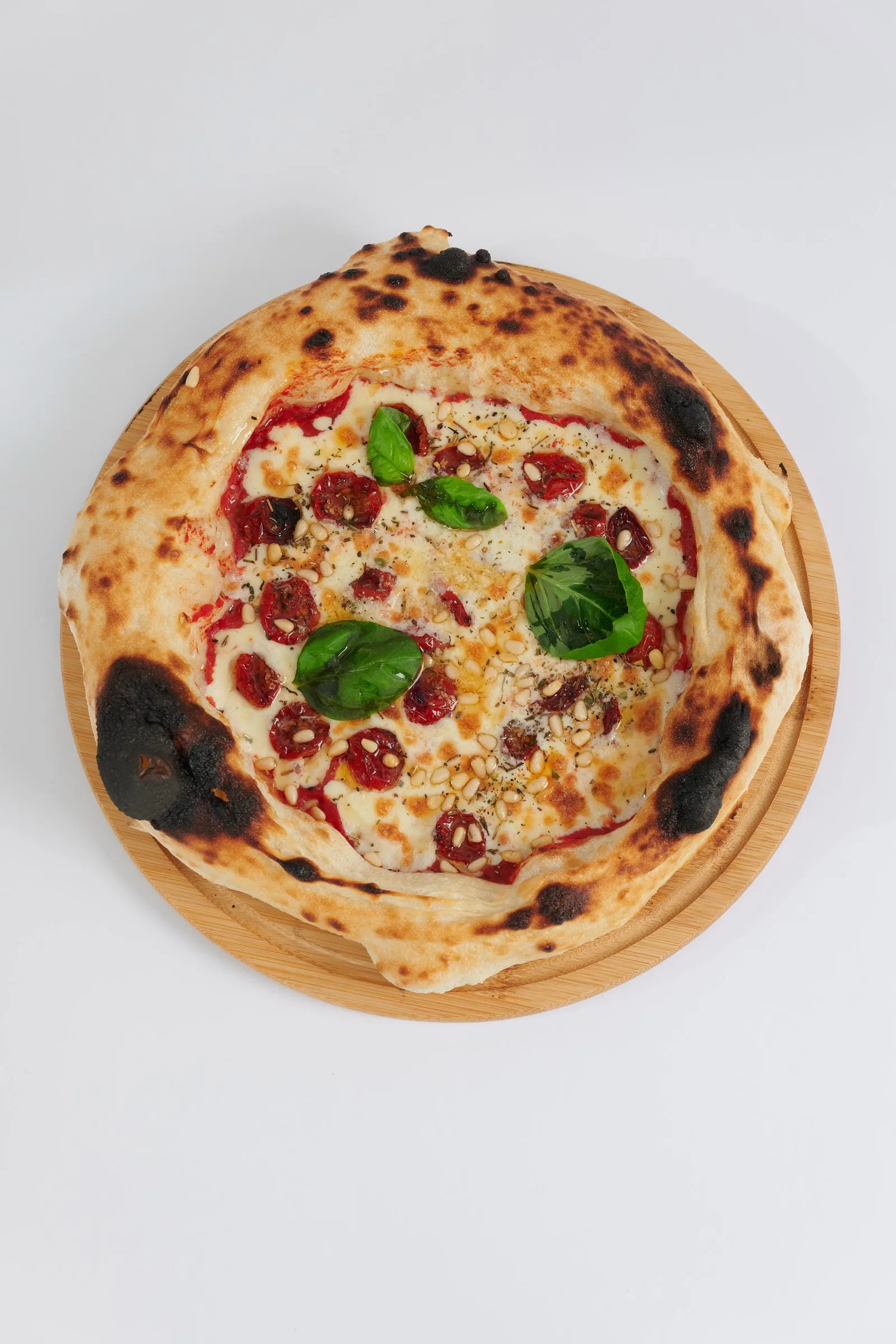 Пицца Маргарита Бьянко с кедровым орехом и вялеными томатами