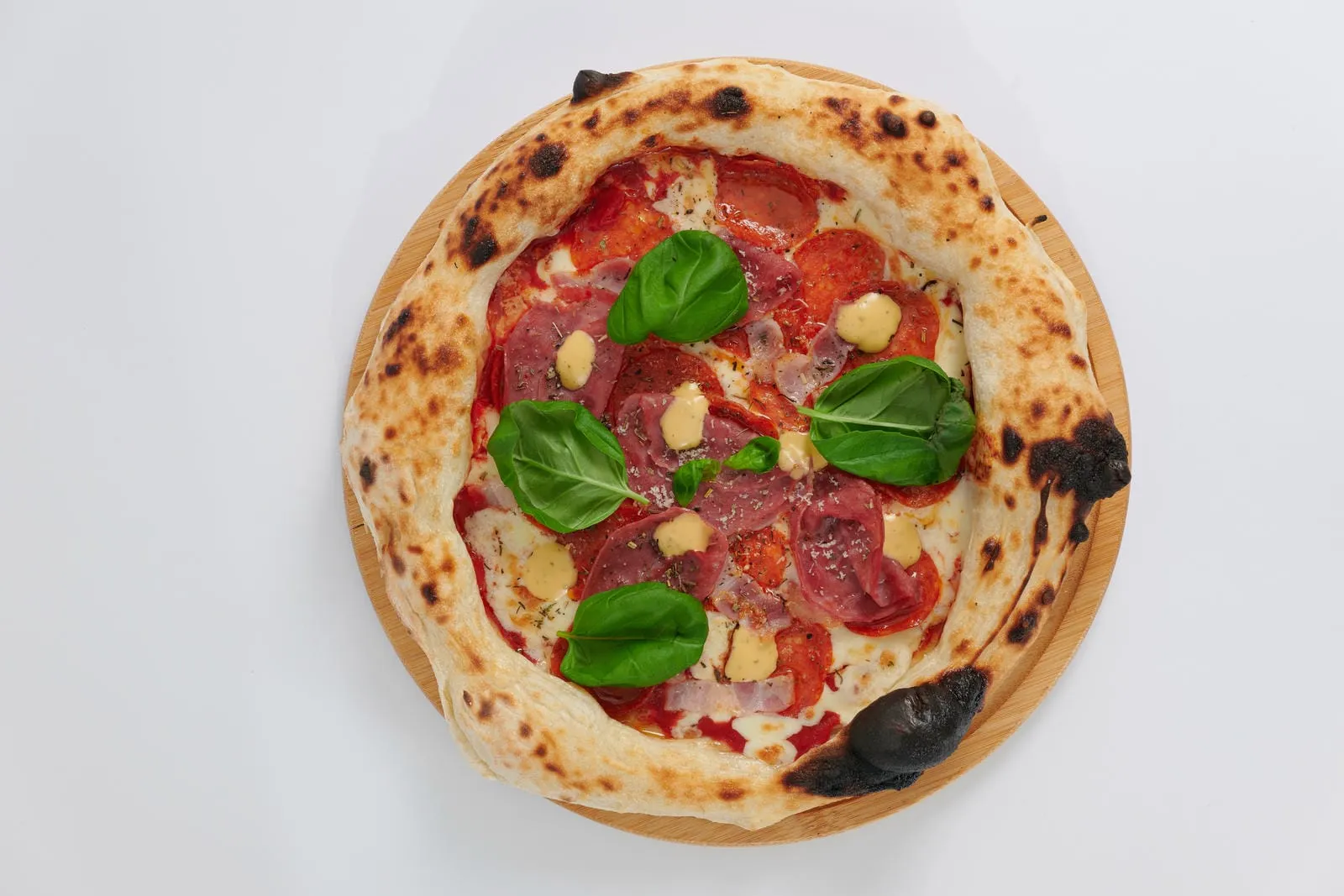 Пицца мясная с ветчиной,беконом, пепперони и соусом халапеньо